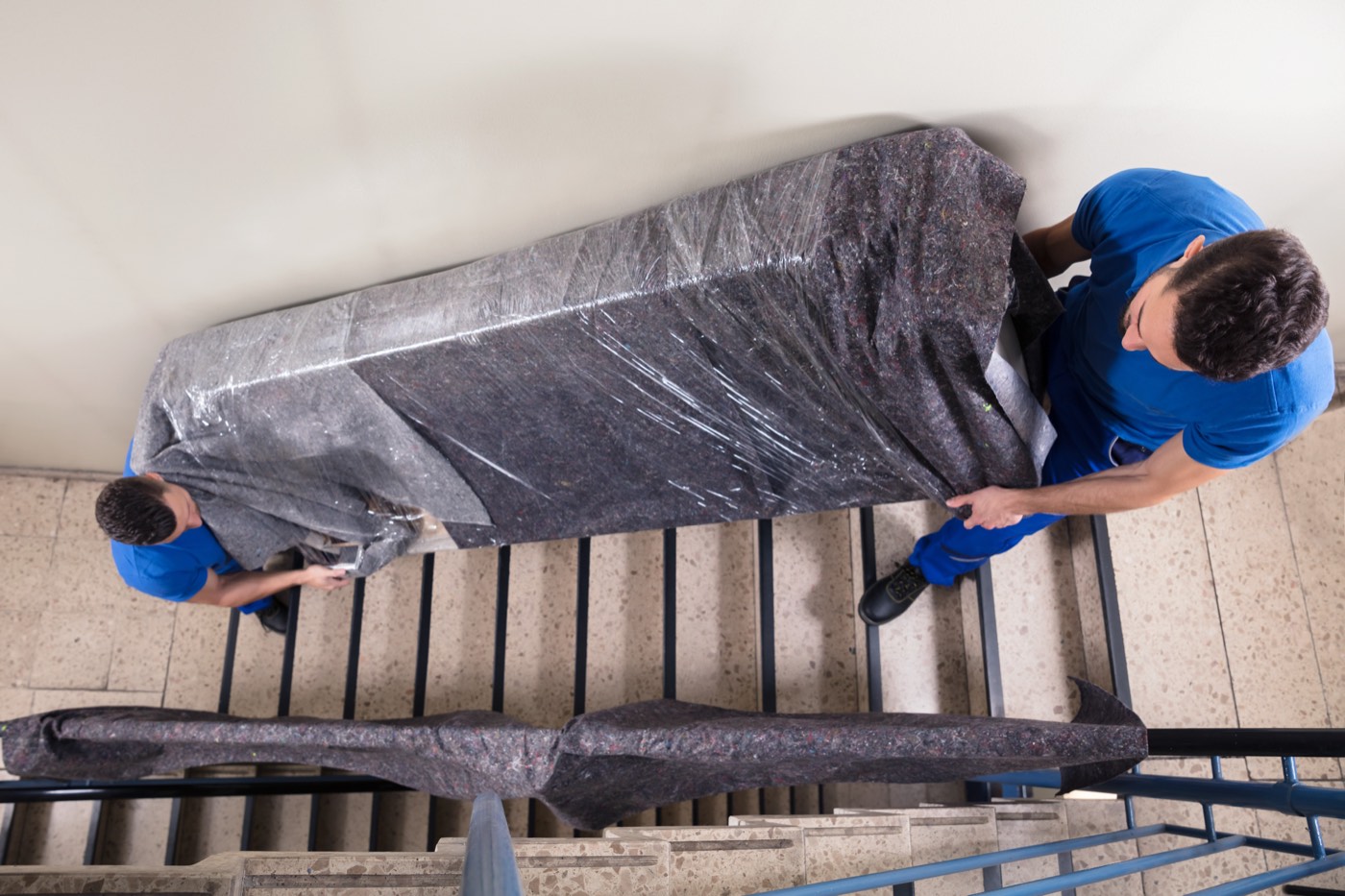 Portage soigné du mobilier dans les escaliers